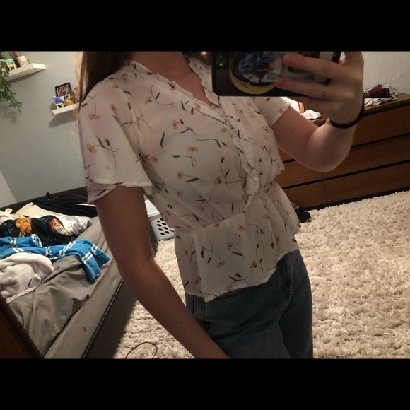 White floral top - Picture 2 of 3